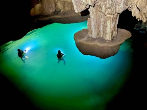 Phát hiện hồ nước độc đáo “treo” trong hang động Quảng Bình