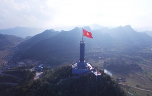 Tạm dừng tham quan cột cờ Lũng Cú